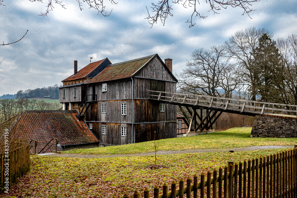 Holzhaus einer Hütte vor bewölktem Himmel