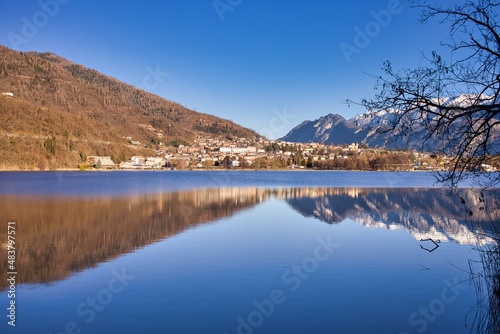 Fototapeta Naklejka Na Ścianę i Meble -  Levico Terme il lago e la strada dei pescatori trentino