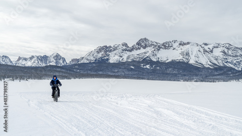 Winter bike ride in the snow om a fat tire ebike