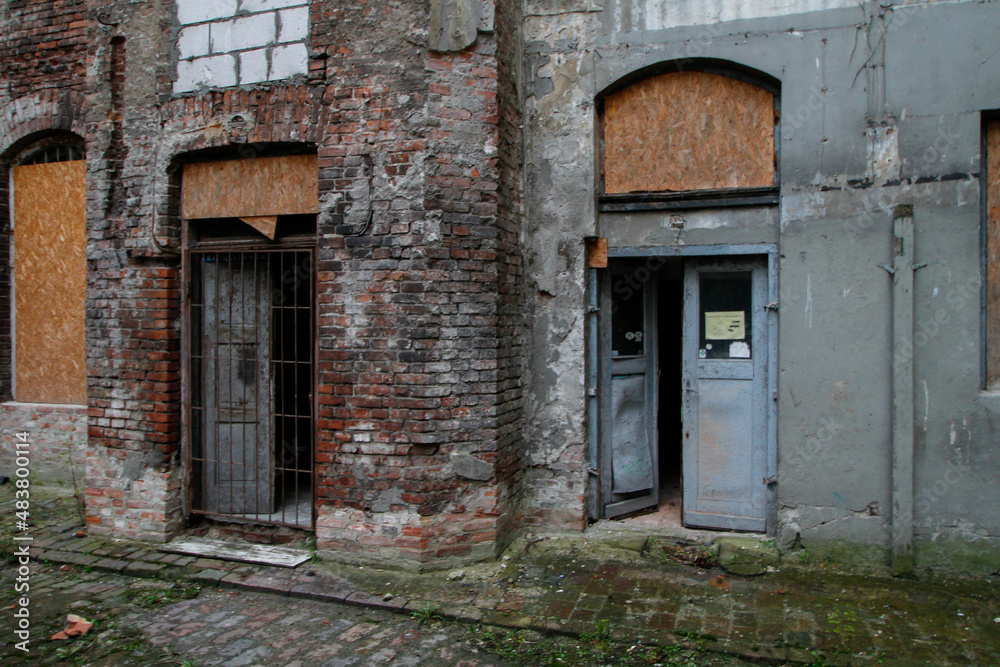 Opuszczona kamiencia przy ul. Próżnej 14 w warszawskim Śródmieściu. W czasie okupacji znajdowała się przez jakiś czas w tzw. 