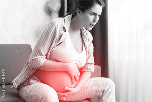 Foto Pregnant woman at home feels sick