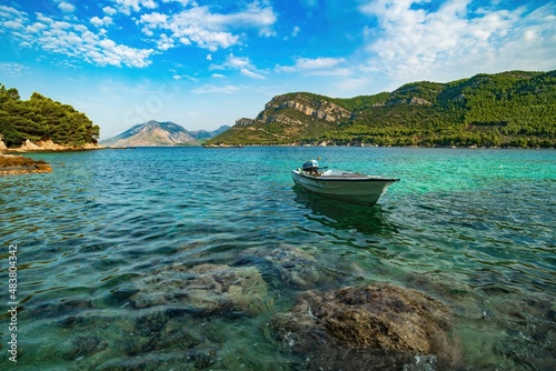 Wybrzeże i morze Chorwacji z kamienną plażą i niebieskim niebem z białymi chmurami © Michal45
