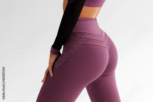 Foto de Fitness model in leggings with beautiful buttocks. Sporty