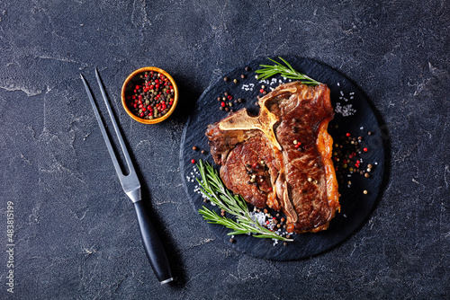 Fotografie fried whole porterhouse steak on a plate