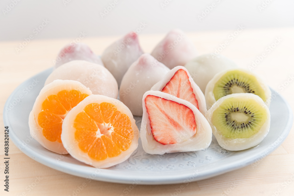 皿に乗ったたくさんのフルーツ大福の断面 いちご大福 みかん大福 キウイ大福 皿に乗ったたくさんのフルーツ大福の断面 いちご大福 みかん大福 キウイ大福