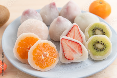 皿に乗ったたくさんのフルーツ大福の断面 いちご大福 みかん大福 キウイ大福	
