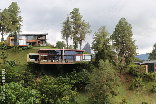 Obraz na płótnie luxurious houses on the shore of a reservoir in colombia w salonie