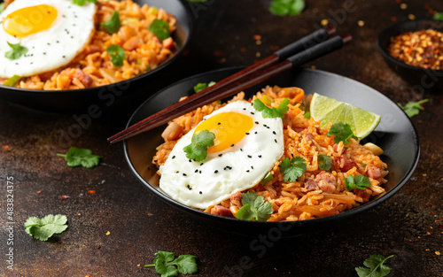 Foto Kimchi fried rice with fried egg and bacon. Korean food