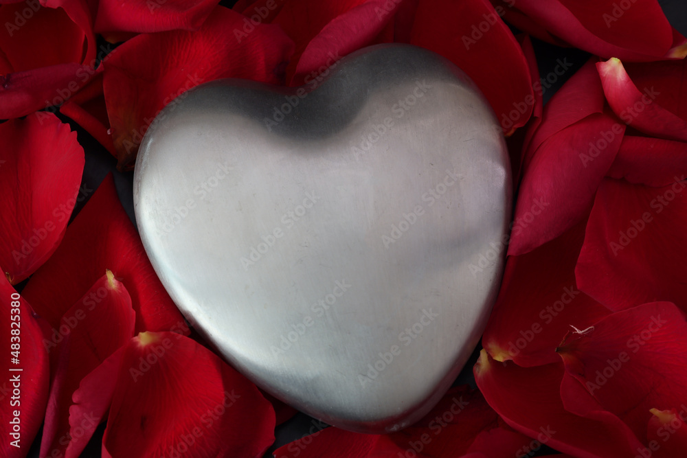 赤い薔薇の花びらとハート形のオブジェ Stock Photo Adobe Stock