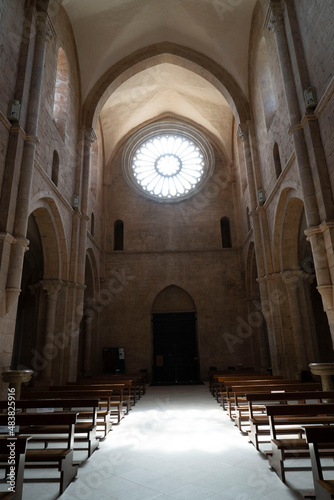 interno di abbazia con suggestivo riflesso sul pavimento in basso del rosone in alto con 24 colonnine , stile architettonico gotico cistercense , senso di elevazione verso l ' alto © Gaetano