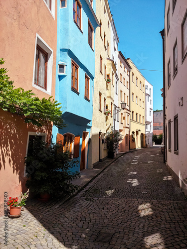 Foto Häuser mit bunter Fassade in einer Gasse in Wasserburg am Inn