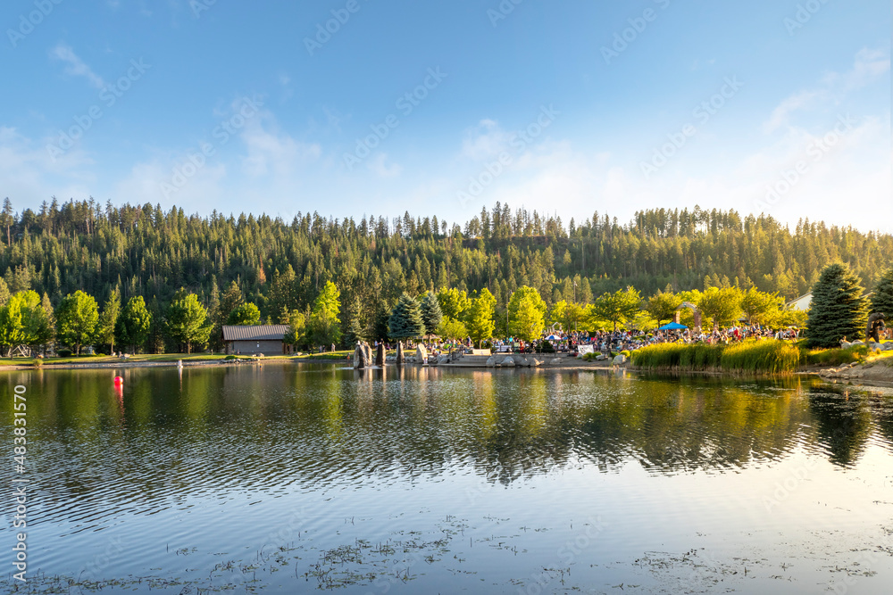 Φωτογραφία An outdoor free concert at the small lake in the public Riverstone Park in Coeur