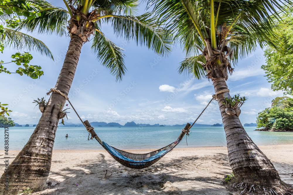 paysage de vacances sur une plage paradisiaque avec un hamac au milieu ...