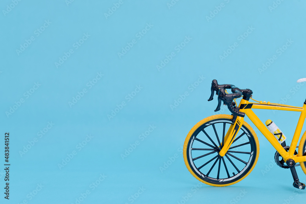 Fototapeta premium Bicicicleta de montaña amarilla aislada sobre fondo azul.