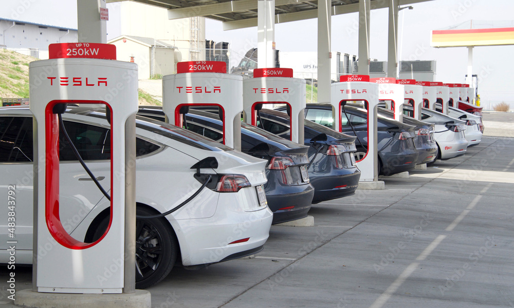 Kettleman City, CA Jan 29, 2022 Many cars charging at a Tesla Supercharger station