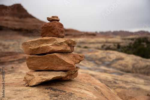 Foto Cairn Of Six Rocks Stands To Mark The Way