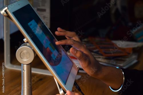 Foto Restaurant employee using POS point of sale system on digital tablet