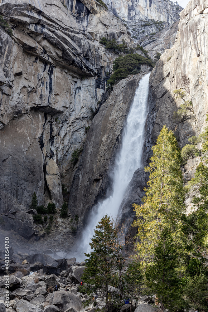 Obraz premium A waterfall in the rocks