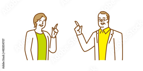 上を指差し案内をする高齢の男性と女性