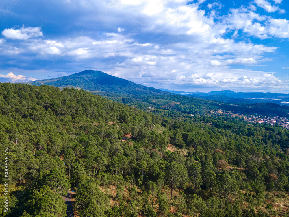Hermosas montañas y bosque en Morelia, Zirahuen, Mexico