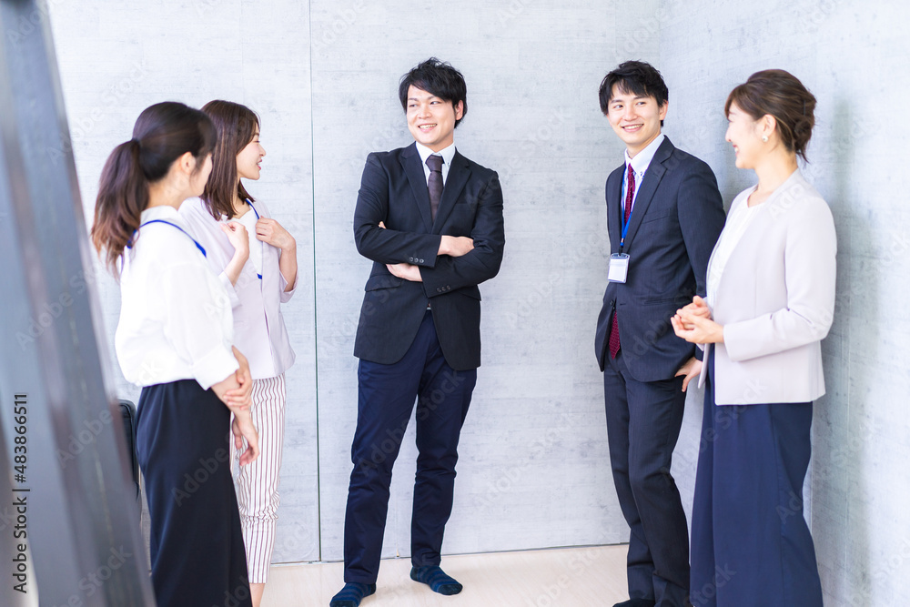 朝会をするビジネスパーソン 朝会をするビジネスパーソン