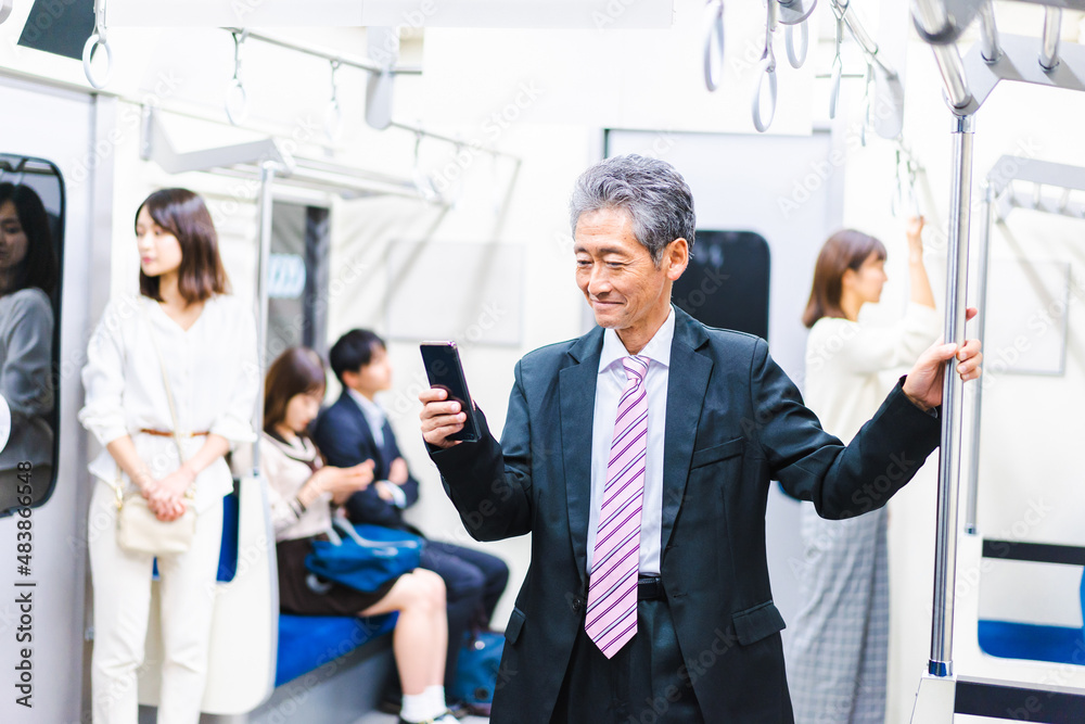 電車・地下鉄で移動する人々 電車・地下鉄で移動する人々