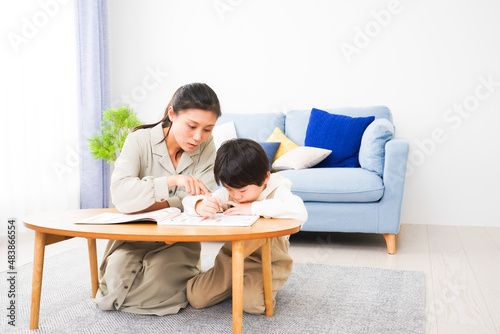 家でお母さんと一緒に勉強をする男の子