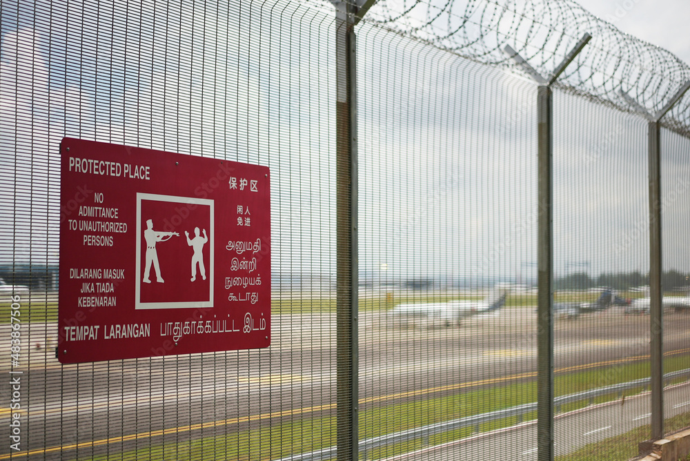 Obraz premium warning signage at airport telling people to keep away