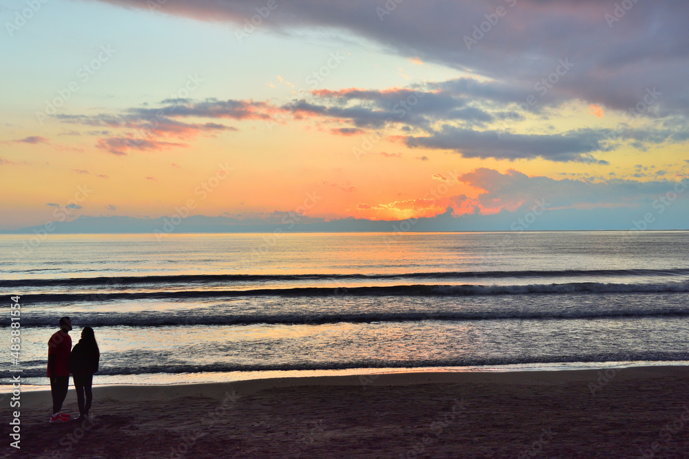 片瀬西浜の夕景とサーファー