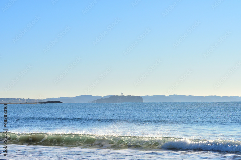 江の島を望む茅ヶ崎海岸とビーチに打ちあがる白波