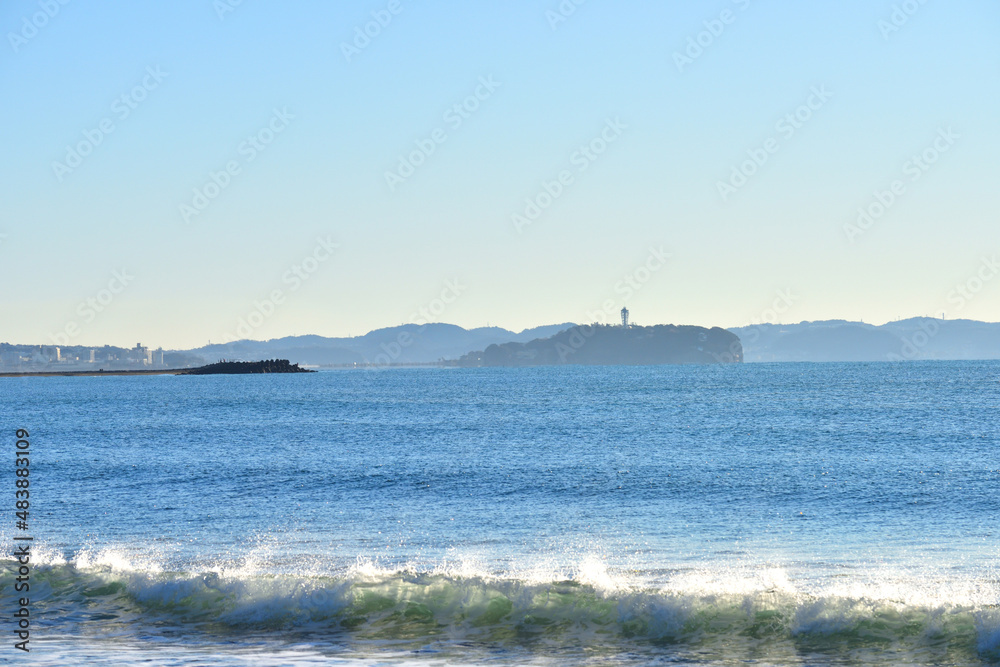 江の島を望む茅ヶ崎海岸とビーチに打ちあがる白波