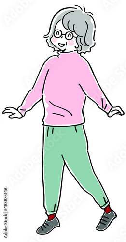 動きやすい服装の高齢女性