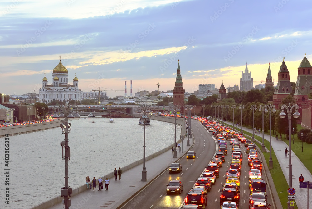 Obraz premium Kremlin embankment, walls and towers of the Moscow Kremlin