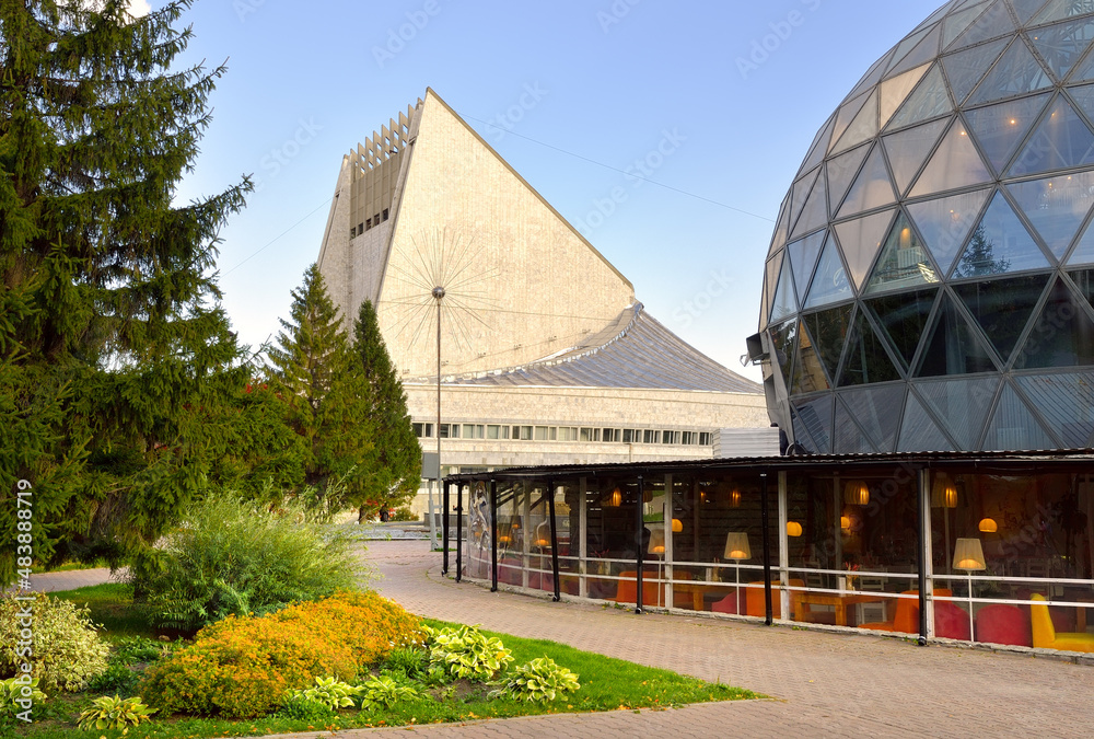 Obraz premium Globe Theater. The dome of the youth theater in the shape of a sail, the ball of a glass cafe in the park