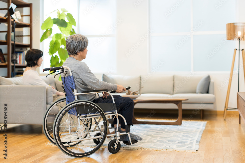 車椅子　シニア男性　リビング