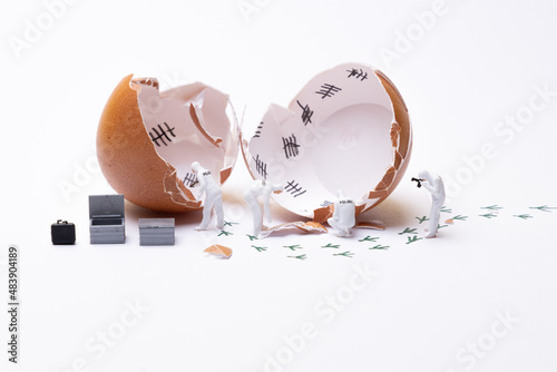 Kriminalbeamte untersuchen einen Tatort