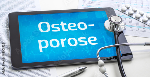 Ein Tablet mit dem Text Osteoporose auf dem Display photo