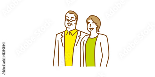 仲良く空を見上げて嬉しそうな高齢の男性と女性