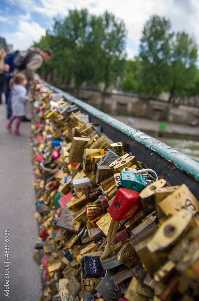 des centaines de cadenas de l'amour sur le Pont de l'Archevêché à Paris