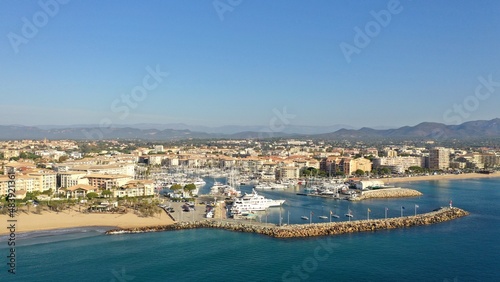 survol du port de plaisance de Saint-Raphaël dans le Var et de la plage
 photo