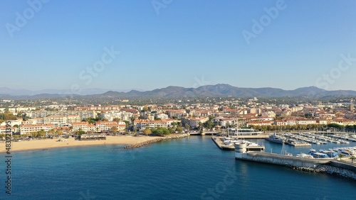 survol du port de plaisance de Saint-Raphaël dans le Var et de la plage 