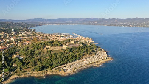 survol du port de Saint-Tropez sur la french Riviera dans le Var, sud de la France