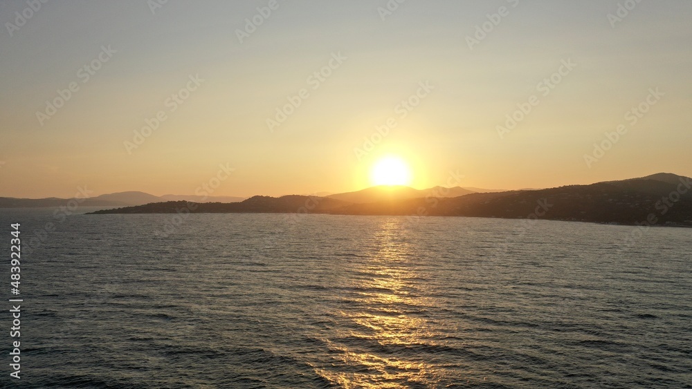 survol de la côte d'Azur dans le Var entre Sainte-Maxime et Fréjus par soleil couchant