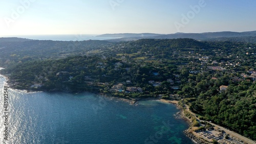 survol du port de Saint-Tropez sur la french Riviera dans le Var, sud de la France