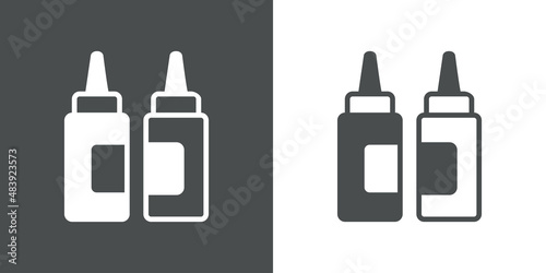 Botes de salsa mostaza y ketchup. Salsa picante envasada en botella de plástico. Icono plano con lineas en fondo gris y fondo blanco