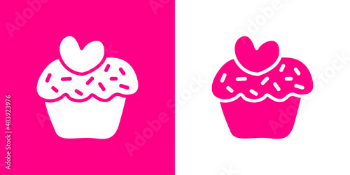 Icono plano cupcake con corazón en fondo rosa y fondo blanco