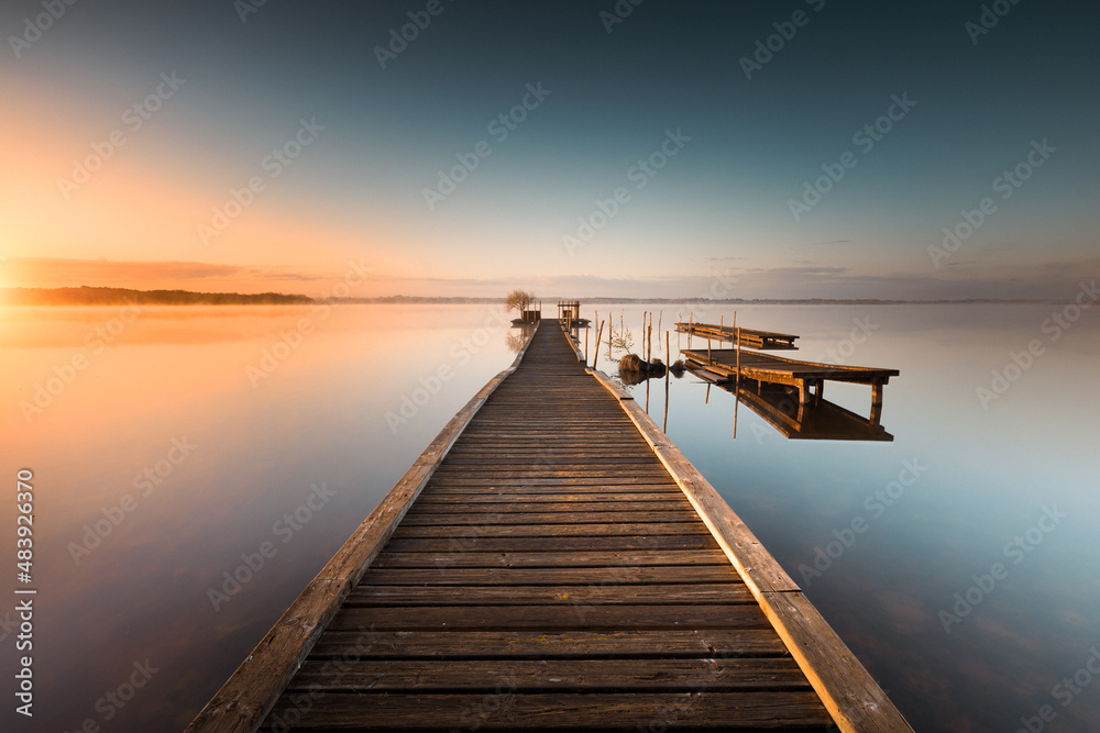 Naklejka premium ponton souston lac lever de soleil