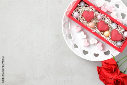 ハート型のチョコレートと薔薇｜バレンタイン・ホワイトデーのイメージ