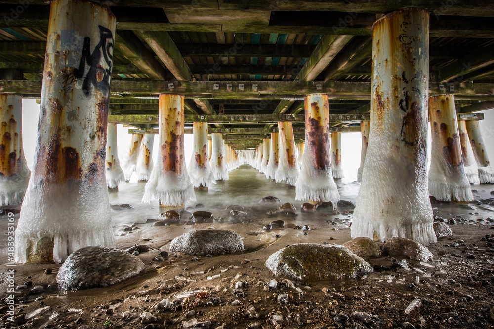 Obraz premium Polskie Morze Bałtyckie widziane w Gdyni z plaży zimą