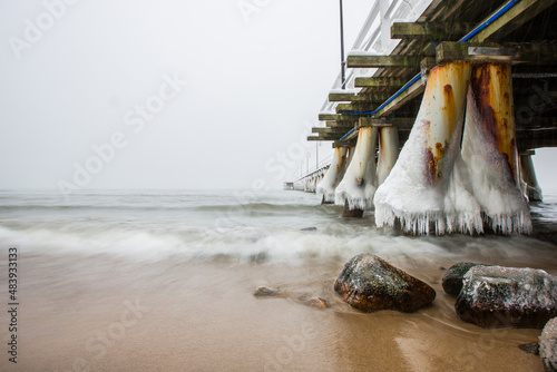 Polska Morze Bałtyckie zima w Gdynia Orłowo Molo w Orłowie skute lodem 